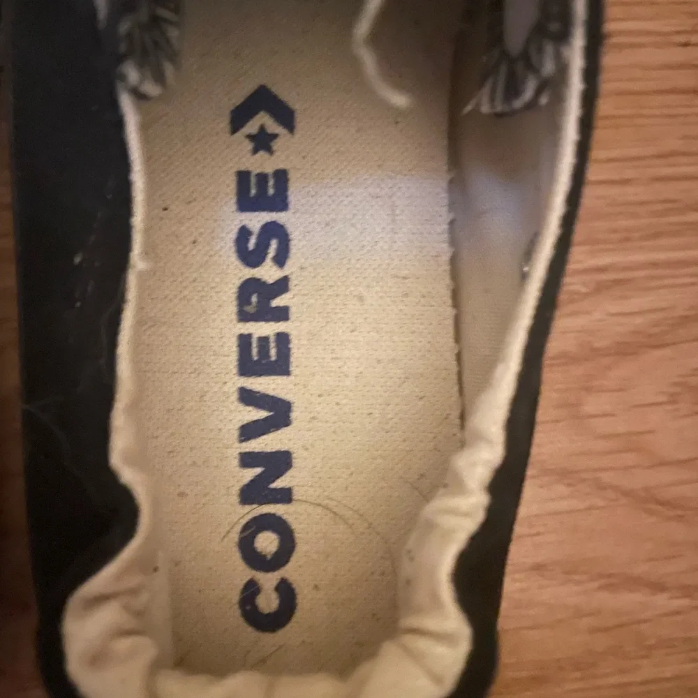 Size 5 , Black converse - Picture 4 of 6